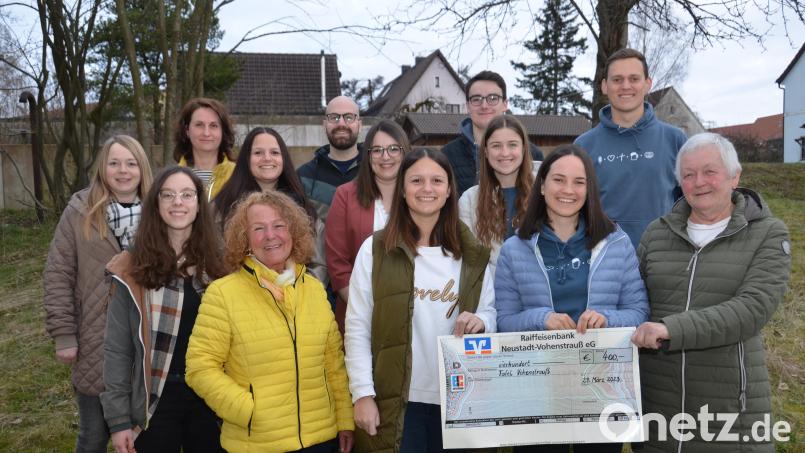 Die Leiterin der Tafel, Hedwig Reger (rechts), und die ehrenamtliche Helferin Antonia Gruber (vorne, links) freuen sich über die 400-Euro-Spende der Kolpingfamilie und der KLJB Waldthurn. Bild: dob