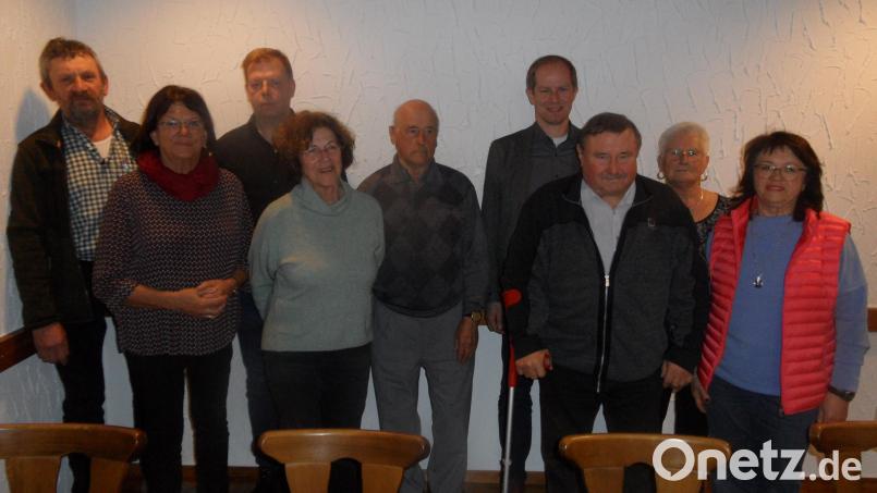 Zahlreiche Mitglieder wurden bei der Jahreshauptversammlung des Oberpfälzer Waldvereins Wernberg-Köblitz ausgezeichnet. Außerdem stand eine Nachwahl auf der Tagesordnung. Bild: Schmid/exb