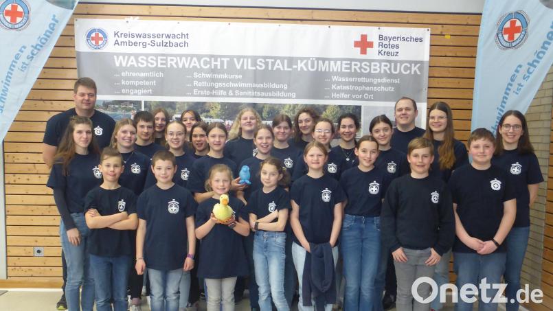 Erfolgreich schnitten die Teams aus Schwarzenfeld beim Bezirkswettbewerb im Rettungsschwimmen ab. Bild:  Korbinian Kurz/exb