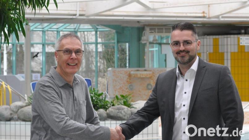 Der Übergabetermin ist da und das Zepter, als Betriebsleiter der Stadtwerke Amberg Bäder-und-Park-GmbH wird von Günter Schwarzer (links) an Michael Gaisa übergeben. Günter Schwarzer freut sich auf seinen Ruhestand und Michael Gaisa auf seine neue Aufgabe. Bild: Karoline Gajeck-Scheuck/exb