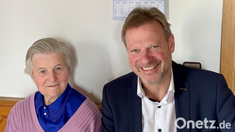 Bürgermeister Alwin Märkl gratuliert Anna Winkler zum 90. Geburtstag. Bild: gef
