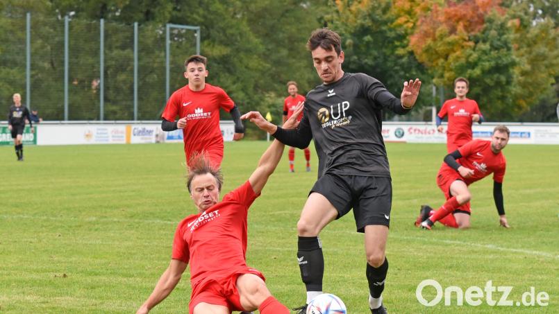 Der FC Tirschenreuth Djogo de Souza (rechts) fehlt dem FC Tirschenreuth zum Start gegen Selb. Auf Spielertrainer Marian Vaclavik und den ASV Waldsassen wartet dagegen ein Derby. Archivbild: Gebert