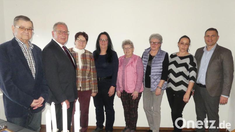 Bürgermeister Marcus Gradl, Kreisvorsitzende Carola Brust (rechts) und Stadtverbandsvorsitzender Dieter Kies (links) gratulierten und dankten (von links) Klaus Lehl, Gerda Rupprecht, Petra Märkl, Elisabeth Scheml und Marga Scherm für die Übernahme von Vorstandsaufgaben. Bild: rn