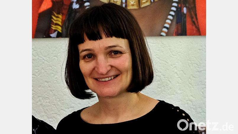 Enikö Nagy (rechts) und Shadia Abdelmoneim führen bei der Vernissage durch die Ausstellung. Bild: R. Kreuzer