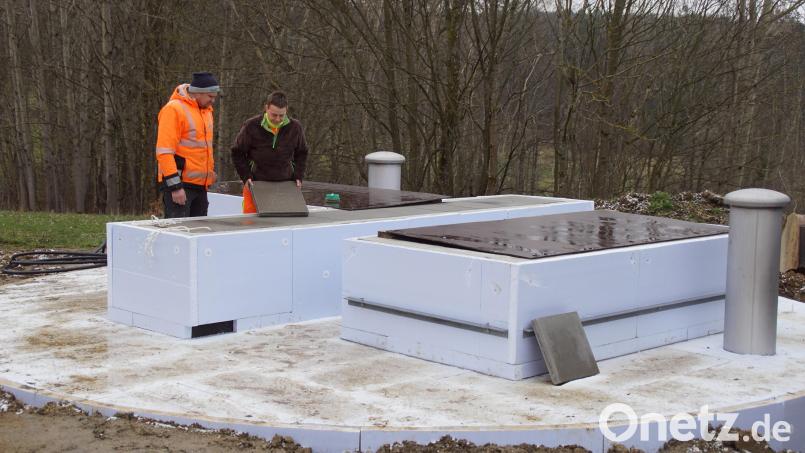 Alexander Schertel von der Firma Haimerl, Viechtach, zuständig für den Einbau der Druckleitungen, wirft mit Sabine Markgraf vom Bauhof einen Blick auf die neue Sammel- und Pumpanlage in Waldhäuser. Bild: mmj