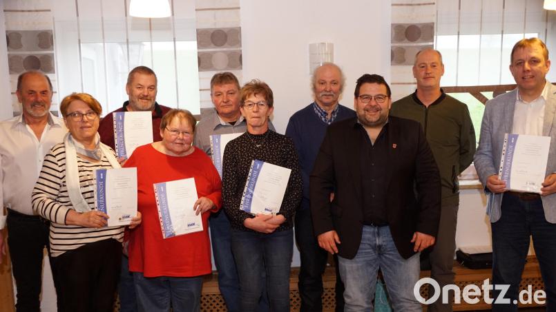 Aus gesundheitlichen Gründen mussten viele Jubilare der Jahreshauptversammlung fernbleiben. Gekommen waren (von links) Vorsitzender Siegfried Kotlar, Irene Zeitler, Ralf Menzl, Rosina Moller, Martin Weber, Claudia Weber, Josef Busch, Bürgermeister Thomas Kaufmann, Kreisgeschäftsführer Thomas Döhler und Johann Kreuzer. Bild: bkr