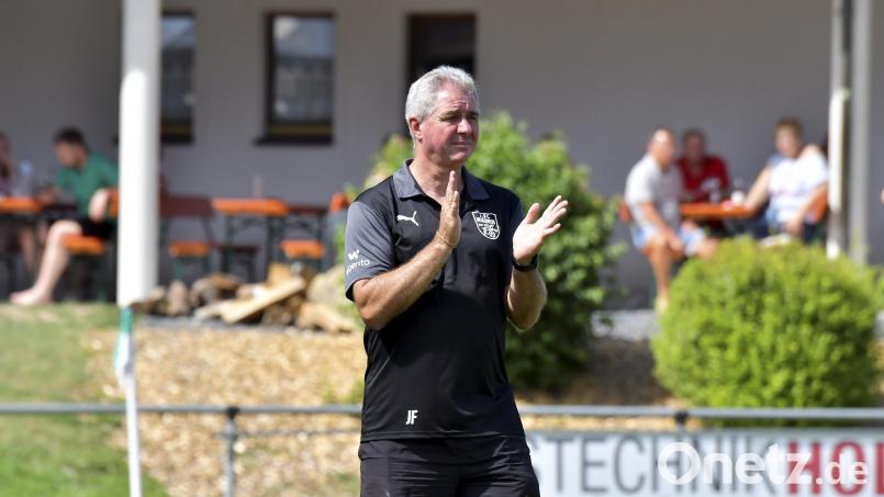 Riedens Trainer Josef Fleischmann und seine Mannschaft müssen am Samstag nicht nach Parsberg. Archivbild: Hubert Ziegler