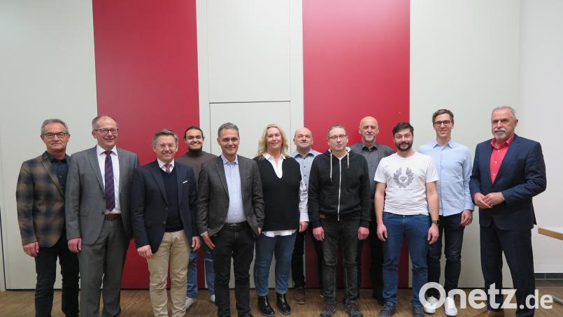 CSU-Kreisvorsitzender Tobias Reiß (Dritter von links) gratulierte dem neu gewählten Vorstand des CSU-Ortsverbandes: Werner Nickl, Roman Schäffler, Lukas Zintl, Leonhard Zintl, Maria Wende, Jürgen Braunreuther, Bernd Zitzlmann, Hans Wegmann, Marco Schäffler, Stefan Bauer und Hans-Peter Rauch (von links) Bild: jzk