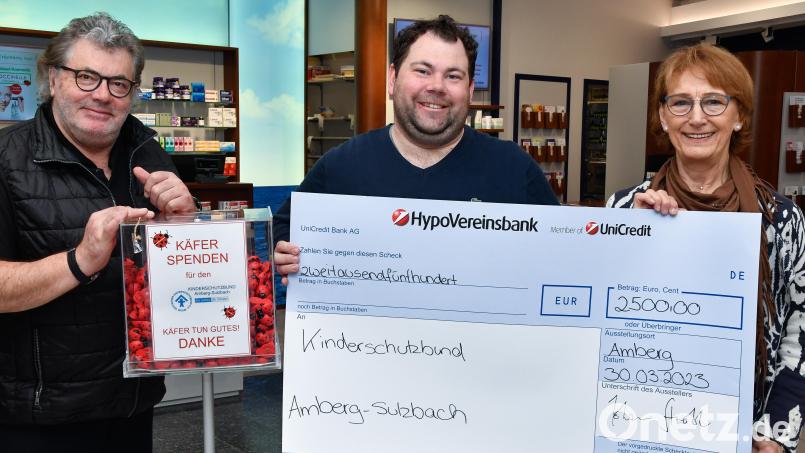 Freudige Gesichter gab es bei der Spendenübergabe der Käfer-Apotheken beispielsweise an den Kinderschutzbund (von links) :Johann Strobl, Frederik Strobl und Brigitte Breitfelder. Bild: Petra Hartl