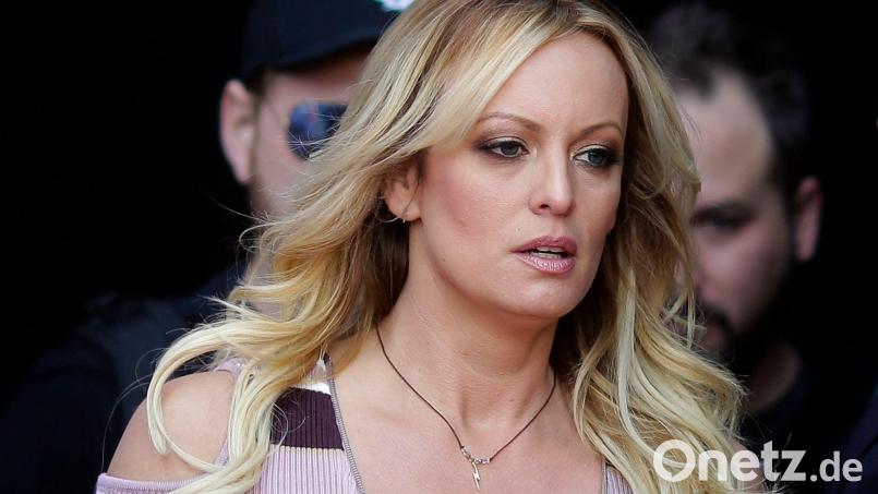 Stormy Daniels bei einer Veranstaltung in Berlin. Wer ist die Pornodarstellerin im Zentrum der Anklage gegen Donald Trump? Bild: Markus Schreiber/AP