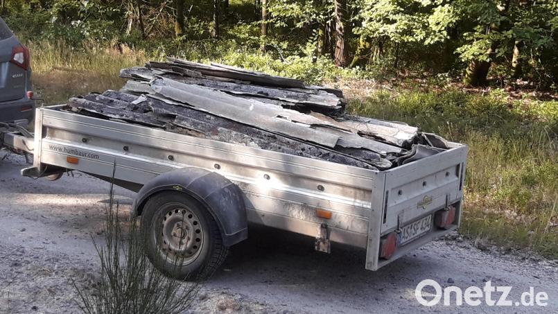 Eternitplatten enthalten giftiges Asbest. Sie im Wald zu entsorgen ist illegal. Symbolbild: jml