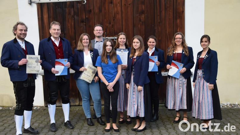 Die Trachtenkapelle Hohenburg ehrt Mitglieder für ihre Treue und aktives Musizieren. Den Jubilaren gratuliert Vorsitzender Benjamin Siegert (links), die musikalische Leiterin des Orchesters Anja Paulus (rechts) sowie Bürgermeister Florian Junkes (hinten Mitte). Bild: bö