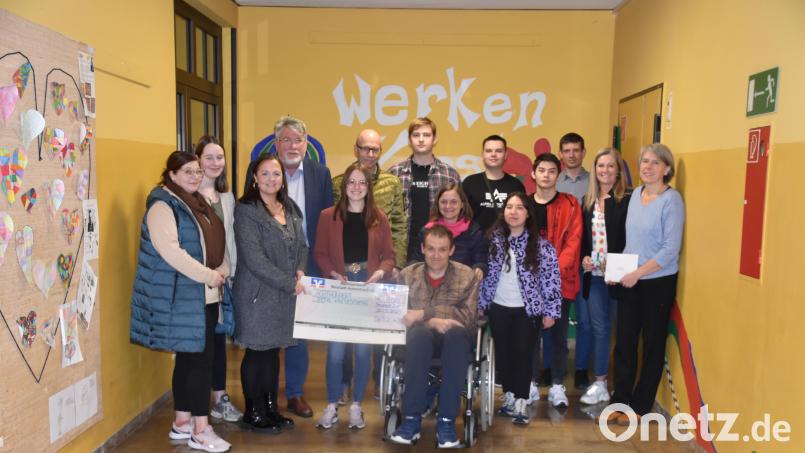 Die Fachakademie für Sozialpädagogik überreichte die Spende mit der Berufsintegrationsklasse des Beruflichen Schulzentrums Neustadt/WN. Bild: wrm