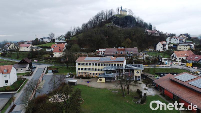 Die kleine auf dem Dach der Parkstein Schule als etwas heller zu erkennende Photovoltaikanlage wurde von der SolarPARKstein e.V. betrieben. Jetzt hat sich der Verein aufgelöst. Bild: bey