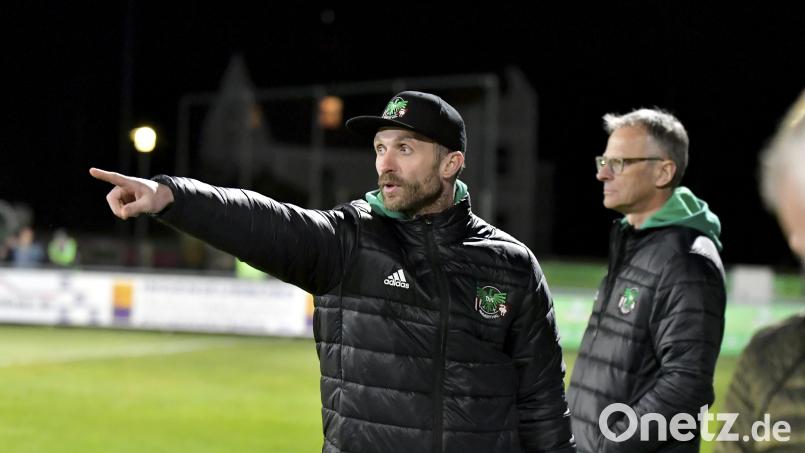 Das Aprilwetter machte Trainer Jürgen Schmid (links) und der DJK Ammerthal einen Strich durch die Rechnung. Das Spiel gegen Eintracht Bamberg wurde abgesagt. Archivbild: Hubert Ziegler
