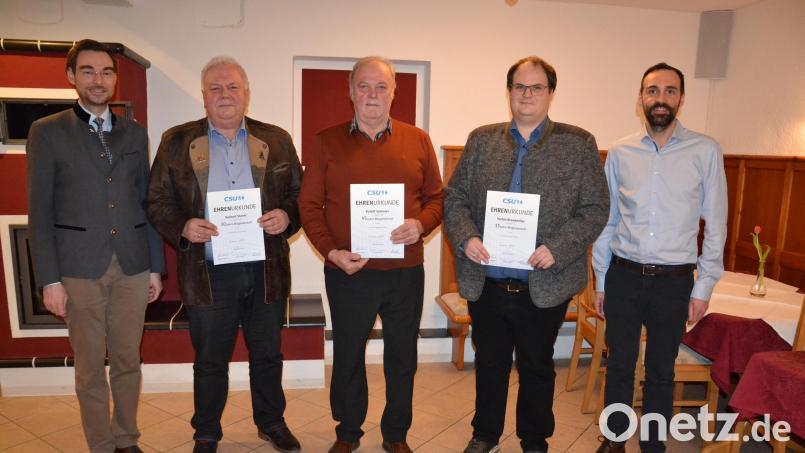 Landtagsabgeordneter Stephan Oetzinger (links) und Bürgermeister Armin Bulenda (rechts) ehrten CSU-Mitglieder für ihre jahrzehntelange Treue . Bild: gi