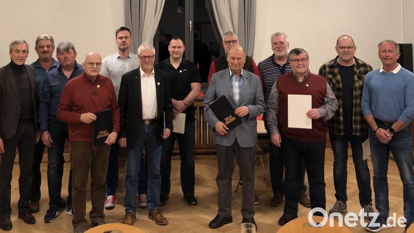 Landesvorsitzender Süddeutschland Gerhard Stärk (links) ehrte beim Treffen langjährige ERH-Verbandsmitglieder. Bild: ils