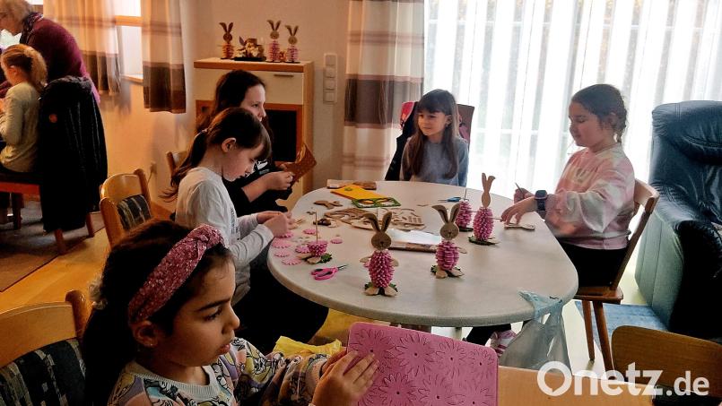 Mit viel Geduld bastelten die Kinder der Rehbühl-Siedlerfamilie Osterhasen für das bevorstehende Fest. Bild: R. Kreuzer