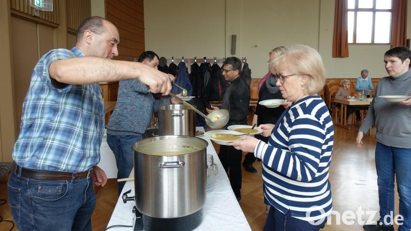 Beim Fastenessen im Jugendheim Fuchsmühl gab es leckere Kartoffelsuppe mit Brot. Bild: Michaela Staufer/exb