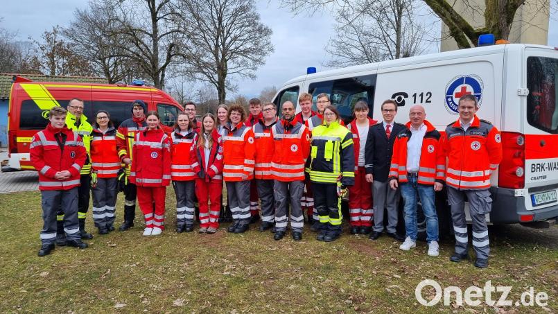 Der Landkreis Neustadt ist um 16 Sanitäter reicher: Kursteilnehmer aus vier Rotkreuzbereitschaften sowie je zwei Feuerwehren und Wasserwachtgruppen bestanden in Pressath die anspruchsvolle Sanitätsdienst-Grundausbildung, die Simon Götz (Dritter von rechts) vom Rotkreuz-Kreisverband Weiden/Neustadt leitete. Rechts Rotkreuz-Kreisbereitschaftsleiter Thomas Rauch. Bild: bjp