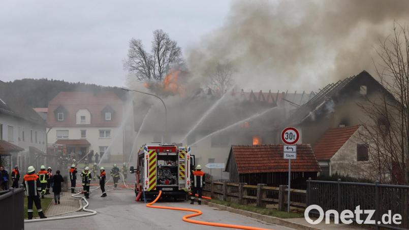 Weit mehr als 100 Einsatzkräfte hatten am Mittwochmittag den Großbrand in Holnstein bekämpft. Unklar ist bislang noch, warum das Feuer in einem Mehrfamilienhaus mit Nebengebäuden in der Ortsmitte von Holnstein ausgebrochen war. Bild: mfh