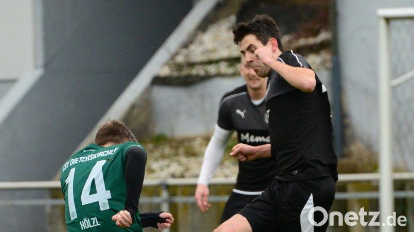 Der Dieterskirchener Lukas Hölzl (links) zieht vor Stullns Spielertrainer Andreas Meyer ab. Für die Stullner war die Punkteteilung zuletzt zu wenig. Bild: ham