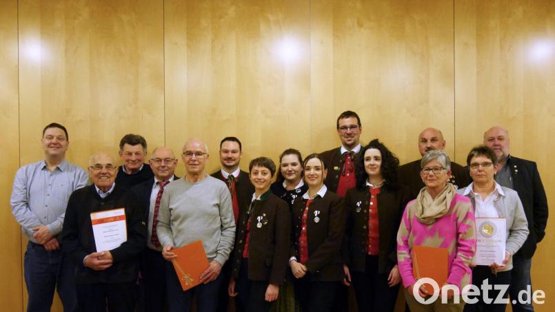 Bei der Jahreshauptversammlung der Jugendblaskapelle Fensterbach wurden einige Mitglieder für ihr langjähriges Engagement geehrt. Bild: Maria Bittner/exb