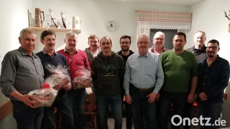 Die alte und die neue Mannschaft der Wutschdorfer Jagdgenossen mit dem alten Jagdvorsteher Franz Willax (Zweiter von links) und seinem Nachfolger Hans Sperl (Fünfter von links). Bild: gri