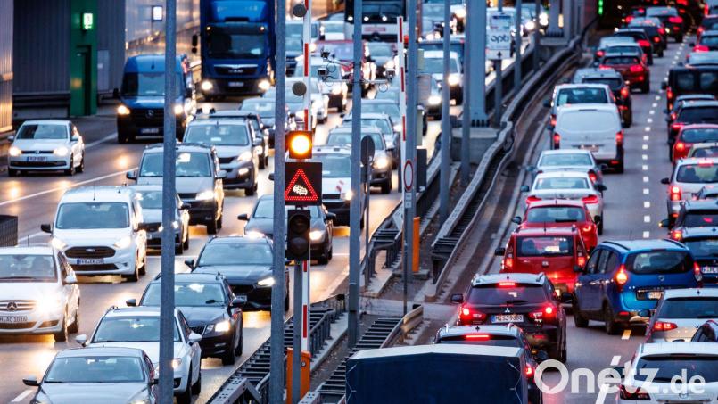 Dichter Verkehr schiebt sich im Berufsverkehr am Morgen in den Tunnel Heckenstallerstraße auf dem Mittleren Ring in München. Bild: Matthias Balk/dpa/Archivbild