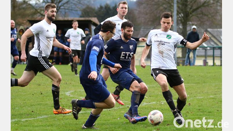 Der Reuther Kapitän Fabian Mark (rechts) spielt sich durch die Kulmainer Defensive: Für den SV Kulmain reichte es zuletzt nur zu einem hart erkämpften 1:1 beim TSV Reuth. Im Duell beim FC Tremmersdorf will die Zekic-Truppe verlorenen Boden wieder gutmachen. Bild: Dieter Jäschke