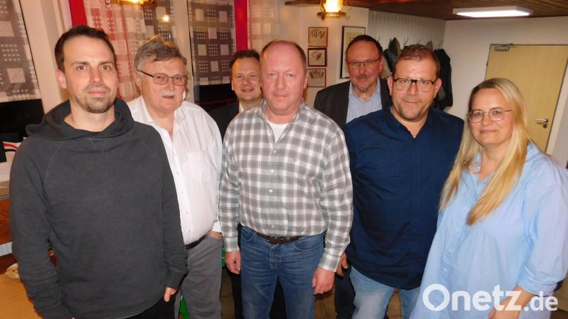 Marc Heuß, Manfred Porsch, Stefan Koch, Holger Hoffmann und Katja Kauper (vorne von links) erhielten einstimmig das Vertrauen. Es gratulierten die Bürgermeister Christian Porsch und Rudi Heier (hinten von links). Bild: whü