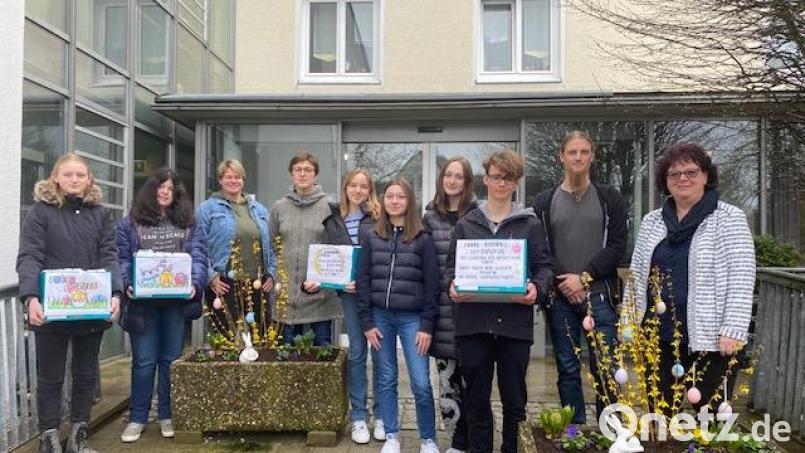 Dankend nahmen Claudia Heier und Kevin Wienerl (von rechts) die Ostergeschenke der Realschüler entgegen. Mit dabei waren auch die beiden Lehrerinnen Maria Busch und Gertraud Burkhardt (hinten von links). Bild: jzk