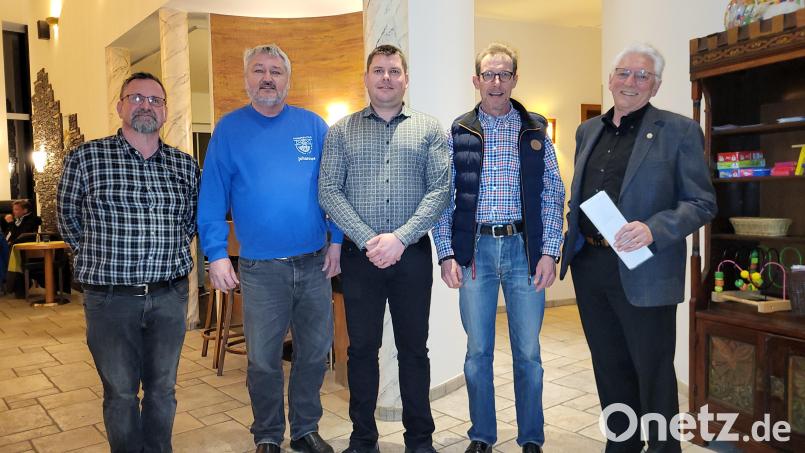 Johannes Hoch (Zweiter von links) übergab den Vorsitz des Modellbauclubs an Daniel Kiener (Mitte). Mit im Bild (von links): Markus Meier, Markus Wagner und Herbert Müller. Bild: Andreas Zilker/exb