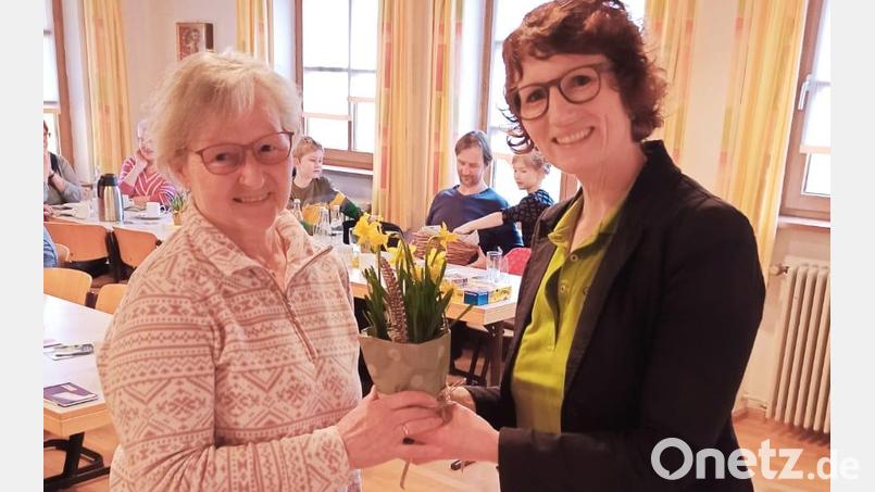Für den kurzweiligen Vortrag bedankte sich die stellvertretende Vorsitzende Jasmin Gassner (rechts) bei Referentin Agnes Feuerer mit einem Frühlingsgruß. Bild: Gassner/exb