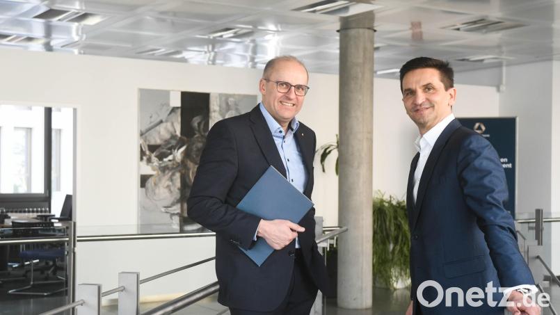 Michael Krauß (links) und Wolfgang Bauer (rechts) sind mit der Geschäftsentwicklung 2022 der Commerzbank Weiden zufrieden. Bild: Gabi Schönberger
