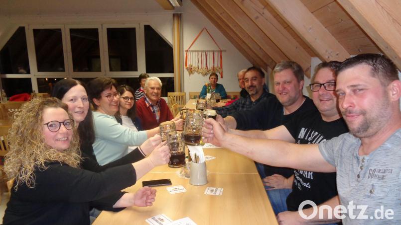 Die Frauen und Männer genossen es beim Starkbierfest des GOV Schneeberg sichtlich, wieder gemütlich beieinander sitzen zu können. Bild: Mösbauer/exb