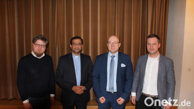 Pfarrgemeinderatssprecher Sebastian Wolf (von links) und Pfarrer Anish George sprachen in der Pfarrversammlung aktuelle Probleme der katholischen Kirche an. Mit im Bild sind Kirchenpfleger Stefan Kausler und Bürgermeister Wolfgang Söllner. Bild: soj