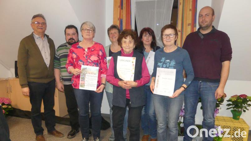 Die Geehrten bei der Hauptversammlung des Obst- und Gartenbauvereins Holnstein-Oberreinbach mit Drittem Bürgermeister Wolfgang Rattai, Vorsitzendem Christoph Martini( von links) und Gartenfachberater Markus Fuchs (rechts). Bild: rtw