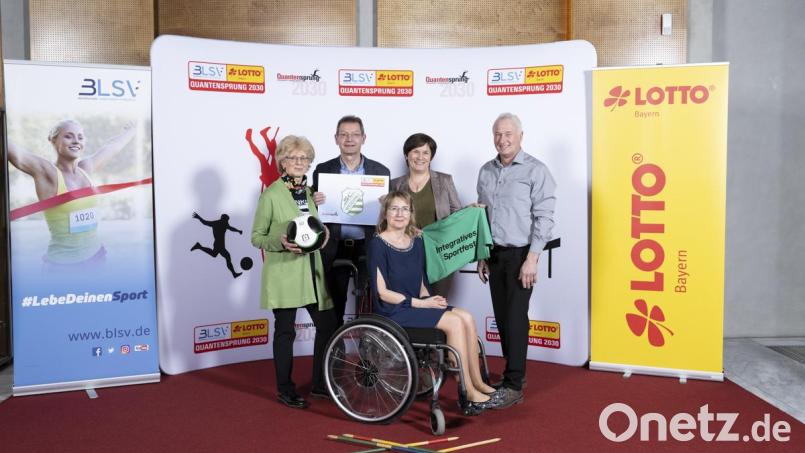 Der SC Weiding bei der „Quantensprung-Gala“ mit Helga Fiedler, Fritz Bock, Helga Hellerbrand, Vorstand Josef Hellerbrand (stehend von links) und der Bezirksvorsitzenden Oberpfalz Bianca Härtl (Mitte). Bild: Hellerbrand/exb