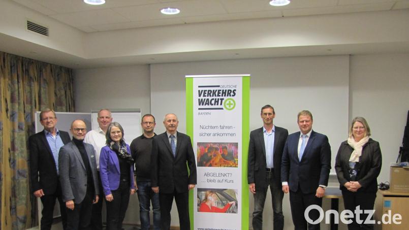 Neuwahlen standen bei der Kreisverkehrswacht an. Von links: Norbert Schuller, Dr. Alfred Scheidler, Peter Hamm, Martina Puff, Jürgen Jaspers, Vorsitzender Walter Landgraf, Markus Zapf, Stefan Grillmeier und Gisela Kastner. Bild: lwa