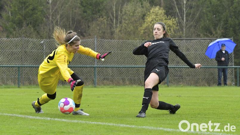 Miriam Geitner (rechts) vom TSV Theuern erzielt die 1:0-Führung für ihre Mannschaft. Torhüterin Lisa-Marie Motl (links) vom SC Amicitia München hatte keine Abwehrchance. Bild: Hubert Ziegler