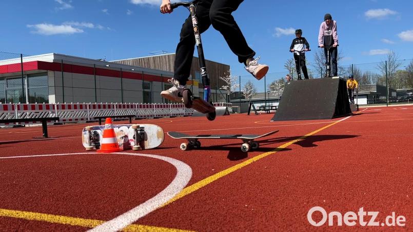 Viel Spaß haben Kinder und Jugendliche mit Skateboard und Scootern auf der mobilen Skateanlage der KoJa, die auch in diesem Sommer wieder durch Amberg-Sulzbach tourt. Archivbild: Heike Unger