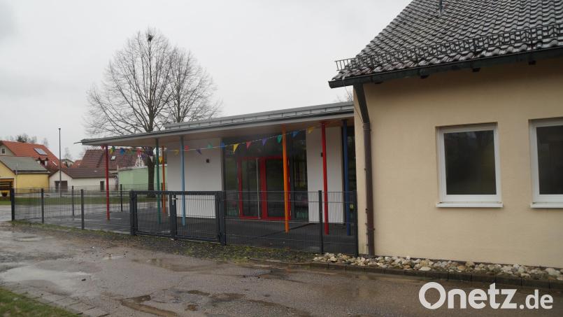 Bürgermeisterin Anita Forster legt den Gemeinderäten die Erhöhung der Kindergartengebühren detailliert dar. Bild: wel