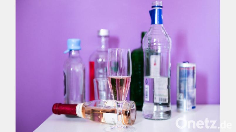 Alkohol gilt als gesellschaftlich anerkannt. Risikolos ist der Konsum in keinem Fall, sind sich Forscher mittlerweile sicher. Die Caritas-Fachambulanz bietet Kurse für Menschen an, die ihre Trinkgewohnheiten unter Kontrolle bringen wollen. Symbolbild: Silas Stein/dpa