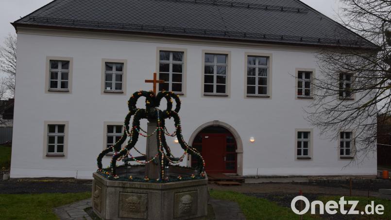 Die energetische Optimierung des Lobkowitz-Schlosses ist abgeschlossen. Der Vorplatz zum Schloss wird in den nächsten Tagen vom Bauhof hergerichtet, damit am 16. April die feierliche Einweihung stattfinden kann. Bild: fla