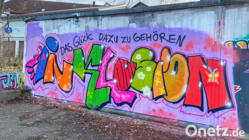 Die Schüler der Berufsfachschule für Heilerziehungspflege haben sich in einer Projektwoche mit dem Thema Inklusion beschäftigt. Am Ende entstand mit einem Berliner Künstler im Skatepark in Erbendorf diese Graffitiwand. Bild: bbz Erbendorf/exb