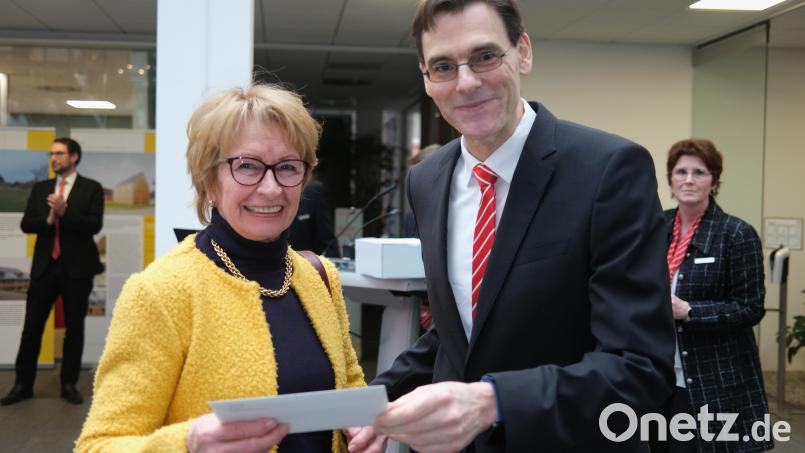 Sparkassendirektor Bernd Rees überreicht der Vorsitzenden des &quot;Forums Nabburg&quot;, Marie-Luise Pfeifer, den Spendenscheck. Bild: Hirsch