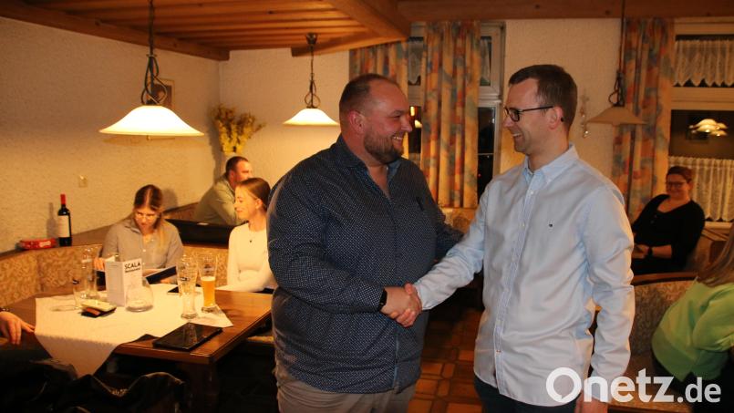 Der scheidende JU-Vorstand Stefan Pappenberger (rechts) wünscht seinem Nachfolger Florian Placzek Erfolg. Er bleibt der JU als Beisitzer und Delegierter erhalten. Bild: sne