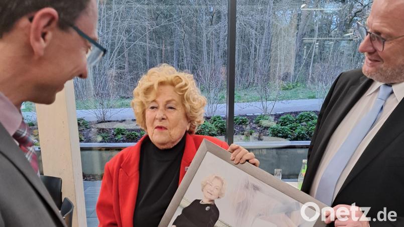 Ria Achhammer nimmt die Geschenke und Glückwünsche der Geburtstagsgäste entgegen. Bild: Hirsch