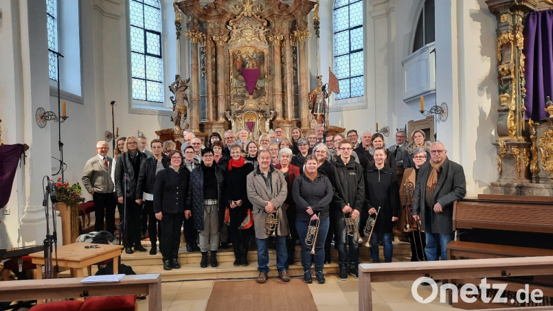 Ein gelungenes Passionssingen bereiten die Mitwirkenden den Gläubigen in der Freihunger Pfarrkirche. Bild: rab